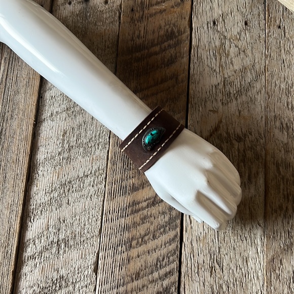 Handmade leather cuff bracelet - Picture 8 of 8